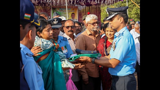 Relatives and Air Force personnel during the last rites of Wing Commander Hanumanth Rao Sarathi at Belagavi, Sunday, a day after he was killed in a plane crash in Madhya Pradesh's Morena on Sunday (PTI)