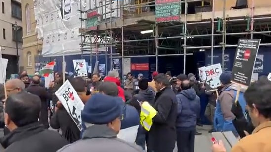 Indian diaspora protests against BBC documentary on PM Modi in California.(ANI/ Twitter) Indian diaspora protests against BBC documentary on PM Modi in California.(ANI/ Twitter)