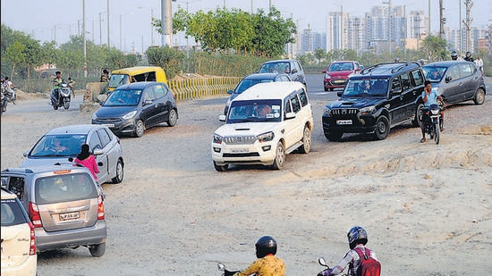 The Noida authority in 2013-14 completed 70% of the work on the 17km-long FNG expressway stretch falling in the city. (FILE)