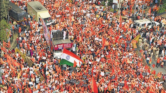 The rally, which commenced from Shivaji Park in Dadar, ended at Kamgar Maidan in Parel. Slogans like ‘Jo Hindu hit ki baat kahega, vahi Maharashtra pe raj karega (Only those who speak of Hindu interests will be allowed to rule Maharashtra) rent the air (Bhushan Koyande/HT Photo)
