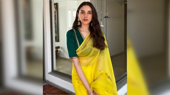 Aditi Rao Hydari completed her ethnic look with golden jhumkas and a small green bindi.(Instagram/@aditiraohydari)