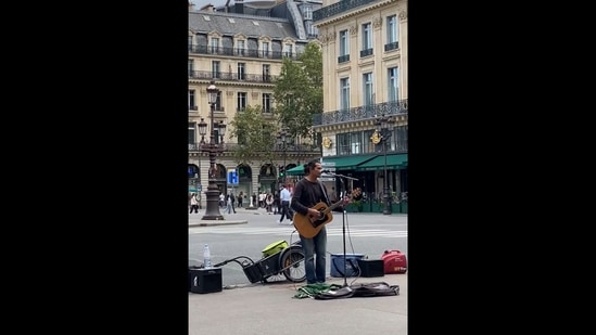 Man singing Lata Mangeshkar’s Ajeeb Dastan Hai Yeh in Paris. (Twitter/@MaheeraGhani)
