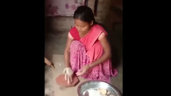 The woman singing Mere Naina Sawan Bhadon at her daughter’s request while preparing chapatis.(Twitter/@Tweetmukesh)