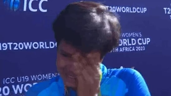 Shafali Verma breaks down during the post-match presentation ceremony (Screengrab)