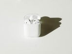 Bluetooth earphones in the under <span class='webrupee'>₹</span>2000 category assure high sound quality while being affordable.(Unsplash) Bluetooth earphones in the under <span class='webrupee'>₹</span>2000 category assure high sound quality while being affordable.(Unsplash)