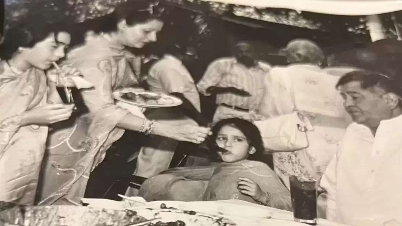 Babita Kapoor Xxx Video - Fans are 'loving' Raj Kapoor in old family pic shared by Kareena; Karisma  reacts | Bollywood - Hindustan Times