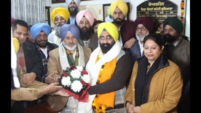 Aam Aadmi Party leader Sharanpal Singh Makkar taking charge as district planning committee chairman in Ludhiana on Monday. (Harvinder Singh/HT Photo)
