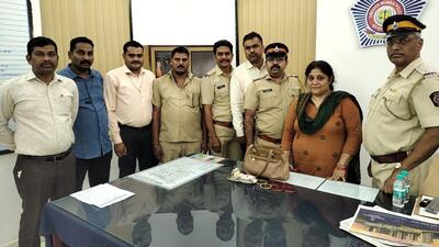 As per the police, the bag contained cash of around ₹1 lakh, two diamond bangles, 4 gold bangles and a gold ring – worth around ₹4.5 lakh. The police said they searched the bag for over 12 hours and through CCTV cameras and technical analysis along with some help from Regional Transport Office (RTO) managed to trace the driver to Nallasopara. (HT PHOTO) As per the police, the bag contained cash of around ₹1 lakh, two diamond bangles, 4 gold bangles and a gold ring – worth around ₹4.5 lakh. The police said they searched the bag for over 12 hours and through CCTV cameras and technical analysis along with some help from Regional Transport Office (RTO) managed to trace the driver to Nallasopara. (HT PHOTO)