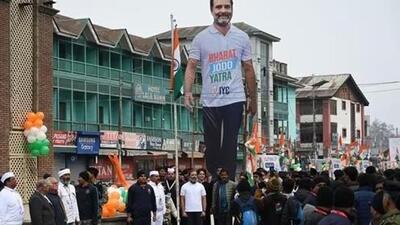 Congress leader Rahul Gandhi hoists the national flag during the Bharat Jodo Yatra in Lal Chowk area of Srinagar on Sunday (HT Photo) Congress leader Rahul Gandhi hoists the national flag during the Bharat Jodo Yatra in Lal Chowk area of Srinagar on Sunday (HT Photo)