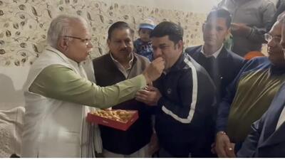 Haryana chief minister Manohar Lal Khattar sharing sweets with family members of Shafali Verma, the captain of the India U-19 Women’s T20 World Cup winning team, at her house in Rohtak on Monday. (HT Photo) Haryana chief minister Manohar Lal Khattar sharing sweets with family members of Shafali Verma, the captain of the India U-19 Women’s T20 World Cup winning team, at her house in Rohtak on Monday. (HT Photo)
