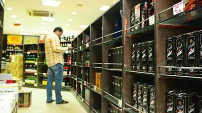 Liquor vends linked to drug dealer Akshay Chhabra, which were sealed by the Narcotics Control Bureau (NCB), are on the target of burglars as police have arrested four persons for allegedly stealing cash and liquor from one such vend near Gill Chowk, Ludhiana, the second such incident in the last two days. (HT file photo for representation)
