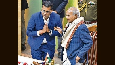 Mayor Anup Gupta welcoming UT administrator Banwarilal Purohit at the MC House meeting in Chandigarh on Monday. (Keshav Singh/HT) Mayor Anup Gupta welcoming UT administrator Banwarilal Purohit at the MC House meeting in Chandigarh on Monday. (Keshav Singh/HT)