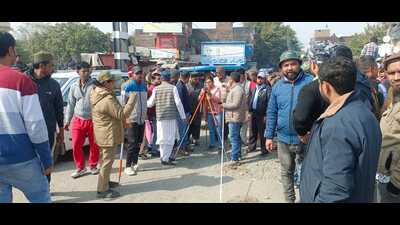 Officials carrying out demarcation of the encroached railways land in Banbhulpura area of Haldwani in Uttarakhand on Sunday. (HT Photo) Officials carrying out demarcation of the encroached railways land in Banbhulpura area of Haldwani in Uttarakhand on Sunday. (HT Photo)