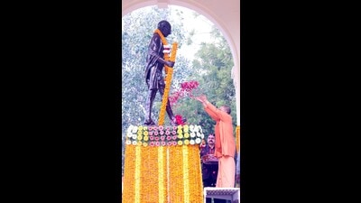 Uttar Pradesh chief minister Yogi Adityanath offering floral tribute to Mahatma Gandhi’s statue at GPO in Lucknow. (Sourced)