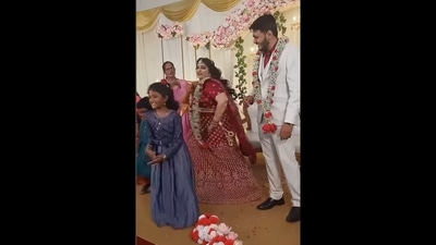 Bride dancing to Palki Mein Hoke Sawaar while the groom looks at her. (Instagram/Piya Shani) Bride dancing to Palki Mein Hoke Sawaar while the groom looks at her. (Instagram/Piya Shani)
