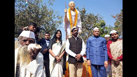 Governor Ramesh Bais and chief minister Hemant Soren after paying tribute to Mahatma Gandhi on his death anniversary, at Morabadi Bapu Vatika in Ranchi on Monday. (ANI)