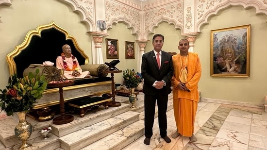 Indian high commissioner to Australia, Manpreet Vohra (left), at ISKCON Temple, Melbourne (twitter.com/VohraManpreet)