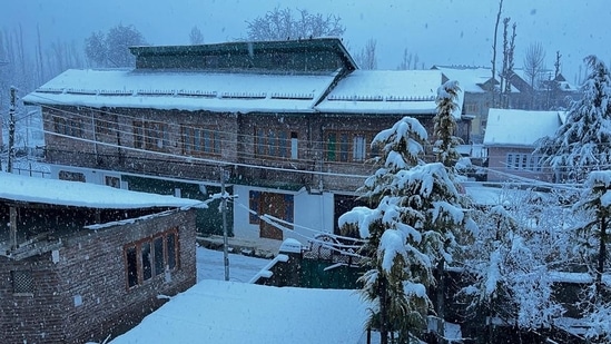 Officials informed that 300 vehicles were stranded at different points of the highway and workers and machinery have been deployed to clear the area. (HT Photo/Waseem Andrabi)