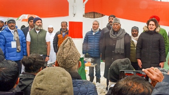 Congress President Mallikarjun Kharge with party leaders Rahul Gandhi, Priyanka Gandhi Vadra, KC Venugopal and others during the flag hoisting ceremony at the Congress Headquarters in Srinagar.(PTI)