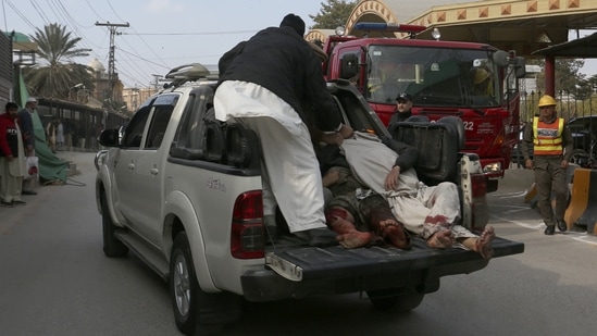 Hospitals of Peshawar declared an emergency and have appealed to citizens to donate blood for the victims. (AP)