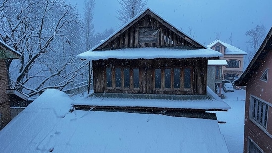 All houses, buildings have been covered in a thick blanket of snow.(Waseem Andrabi/Hindustan Times)