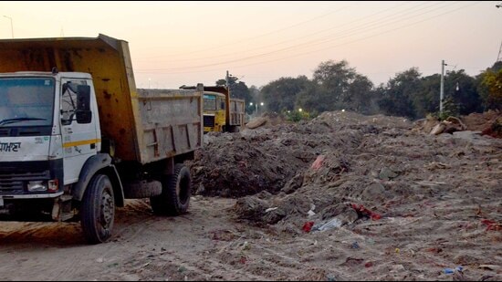 Tightening the noose around those dumping waste in Sidhwan canal, the municipal corporation (MC) has imposed ₹5,000 fine on 53 more violators in the last one week, taking the total number of people throwing garbage in the water body to 108. (HT Photo)