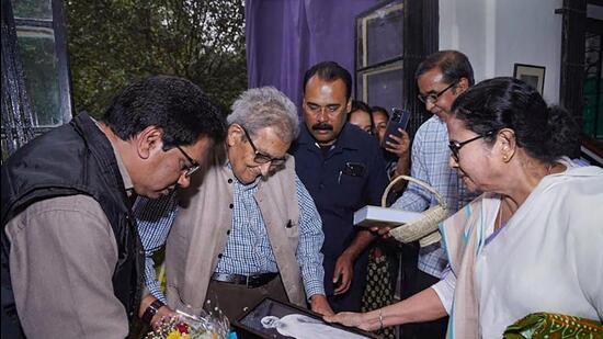 West Bengal chief minister Mamata Banerjee meets with Nobel laureate Amartya Sen, in Birbhum district on Monday. (PTI)