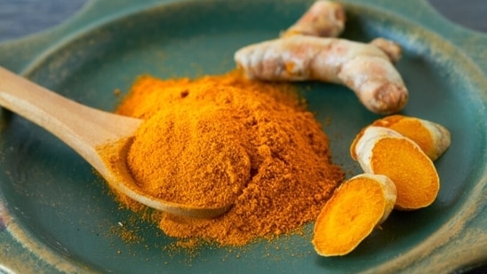 पीढ़ियों से, लाकाडोंग हल्दी का उपयोग कई बीमारियों के इलाज और चोटों से उबरने में मदद के लिए किया जाता रहा है।  इसकी बहुमुखी प्रतिभा त्वचा की देखभाल से लेकर पाक अनुप्रयोगों तक के लिए पेस्ट या पाउडर जैसे विभिन्न स्वरूपों में इसके उपयोग के माध्यम से प्रदर्शित होती है। (अनस्प्लैश)