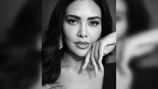 Esha Gupta amped up her look with statement danglers from the jewellery line of Mahesh Notandass. (Instagram/@egupta)