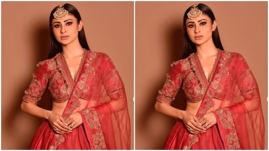 Assisted by makeup artist Mukesh Patil, Mouni decked up in red eyeshadow, black eyeliner, black kohl, mascara-laden eyelashes, drawn eyebrows, contoured cheeks and a shade of nude lipstick. (Instagram/@imouniroy)