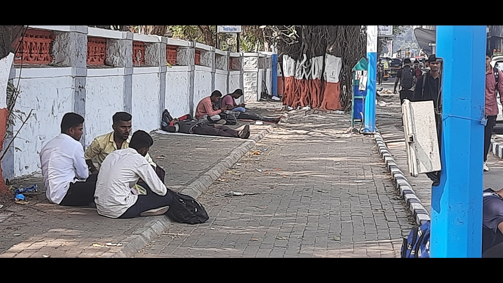 पुलिस भर्ती में शामिल होने के लिए अभ्यर्थियों ने रात फुटपाथ पर गुजारी