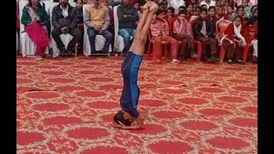 8-yr-old enters record book with yoga headstand show (HT)