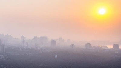A cold wave in Mumbai is defined as per norms of coastal stations, meaning if the minimum temperature drops below 15 degrees for more than a day. There is a chance of this happening in the next week,” said an official with the IMD’s regional forecasting centre in Mumbai. (Pratik Chorge/HT Photo) A cold wave in Mumbai is defined as per norms of coastal stations, meaning if the minimum temperature drops below 15 degrees for more than a day. There is a chance of this happening in the next week,” said an official with the IMD’s regional forecasting centre in Mumbai. (Pratik Chorge/HT Photo)