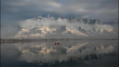 A man rows his boat on Dal Lake in Srinagar on Tuesday. (Waseem Andrabi/HT) A man rows his boat on Dal Lake in Srinagar on Tuesday. (Waseem Andrabi/HT)