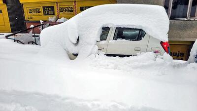 A vehicle covered with a thick blanket of snow at Khara Pathar in Shimla. (ANI Picture Service)