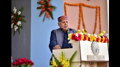Cabinet minister Surya Pratap Shahi addressing the farmers and CSIR scientists while inagurating the ‘Kisan Mela’ at CIMAP in Lucknow on Tuesday (HT Photo)