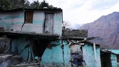 Cracks appear on the walls of a residential house in land subsidence hit Joshimath town (PTI Photo)
