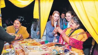 Delegates taking their pick from a variety of bangles at Rock Garden, Chandigarh. (HT Photo) Delegates taking their pick from a variety of bangles at Rock Garden, Chandigarh. (HT Photo)