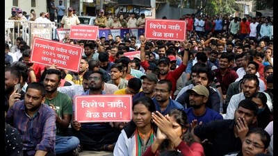 MPSC students protest at Alka Chowk in Pune on Tuesday. (Rahul Raut/HT PHOTO) MPSC students protest at Alka Chowk in Pune on Tuesday. (Rahul Raut/HT PHOTO)