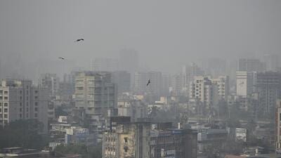 Mumbai, India - January 31, 2023: Cityscape engulfed in dense smog amid hazy weather, at Andheri, in Mumbai, India, on Tuesday, January 31, 2023. (Photo by Vijay Bate/HT Photo) (HT PHOTO) Mumbai, India - January 31, 2023: Cityscape engulfed in dense smog amid hazy weather, at Andheri, in Mumbai, India, on Tuesday, January 31, 2023. (Photo by Vijay Bate/HT Photo) (HT PHOTO)