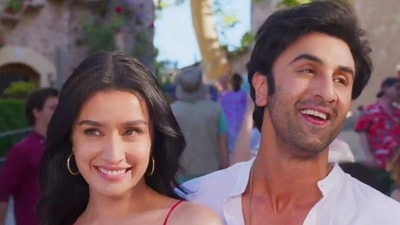 Ranbir Kapoor and Shraddha Kapoor in Tu Jhoothi Main Makkar song Tere Pyaar Mein.