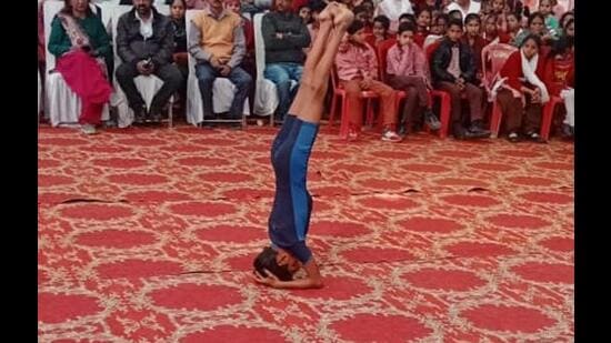 8-yr-old enters record book with yoga headstand show (HT) 8-yr-old enters record book with yoga headstand show (HT)