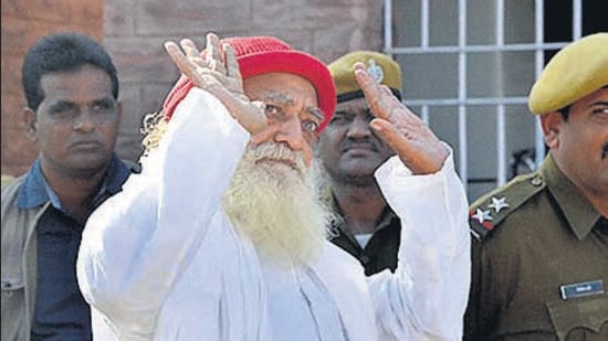 Asaram gestures to media persons as he returns after being produced at a sessions court in connection with the case of sexual assault of a minorin November 2013 (HT File Photo)