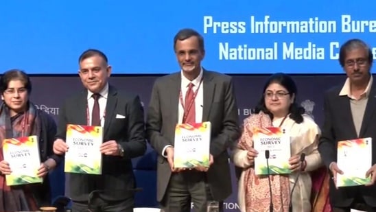 CEA Nageswaran (centre) presents Economic Survey 2023 (Doordarshan)