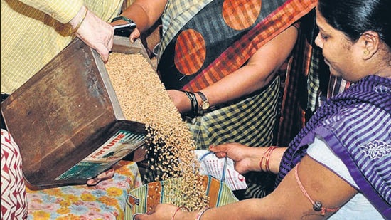 Domestic consumers are on the receiving end as the rates of foodgrains, including basmati and non-basmati rice, besides wheat flour, have shot up due to the growing exports. (HT File) Domestic consumers are on the receiving end as the rates of foodgrains, including basmati and non-basmati rice, besides wheat flour, have shot up due to the growing exports. (HT File)