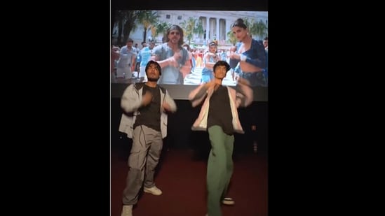 Men dance to Jhoome Jo Pathaan in a theatre(Instagram/@shaileshvailesh.)