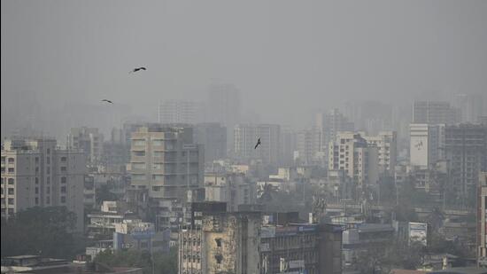 Mumbai, India - January 31, 2023: Cityscape engulfed in dense smog amid hazy weather, at Andheri, in Mumbai, India, on Tuesday, January 31, 2023. (Photo by Vijay Bate/HT Photo) (HT PHOTO)