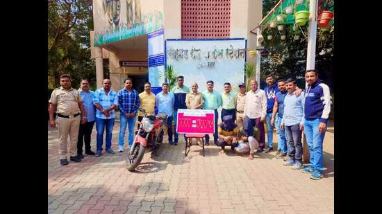 Pune Police on Tuesday arrested two members of a chain-snatching gang who were involved in at least ten chain-snatching cases across Pune city. (HT PHOTO) Pune Police on Tuesday arrested two members of a chain-snatching gang who were involved in at least ten chain-snatching cases across Pune city. (HT PHOTO)