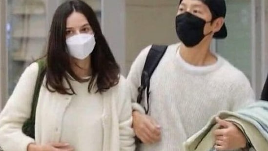 Song Joong Ki and his wife Katy Louise Saunders at airport.