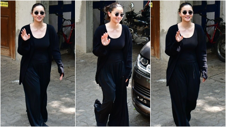 Alia Bhatt stuns in simple all-black casuals. (HT Photo/Varinder Chawla) Alia Bhatt stuns in simple all-black casuals. (HT Photo/Varinder Chawla)